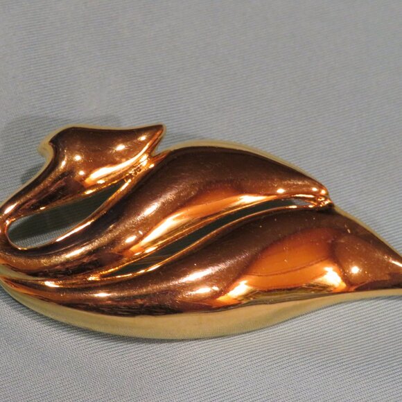 Vintage Trifari Gold Tone Abstract Swan Brooch - Picture 2 of 4